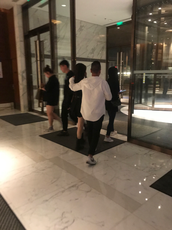 娱乐大亨陈轲现身京城夜店