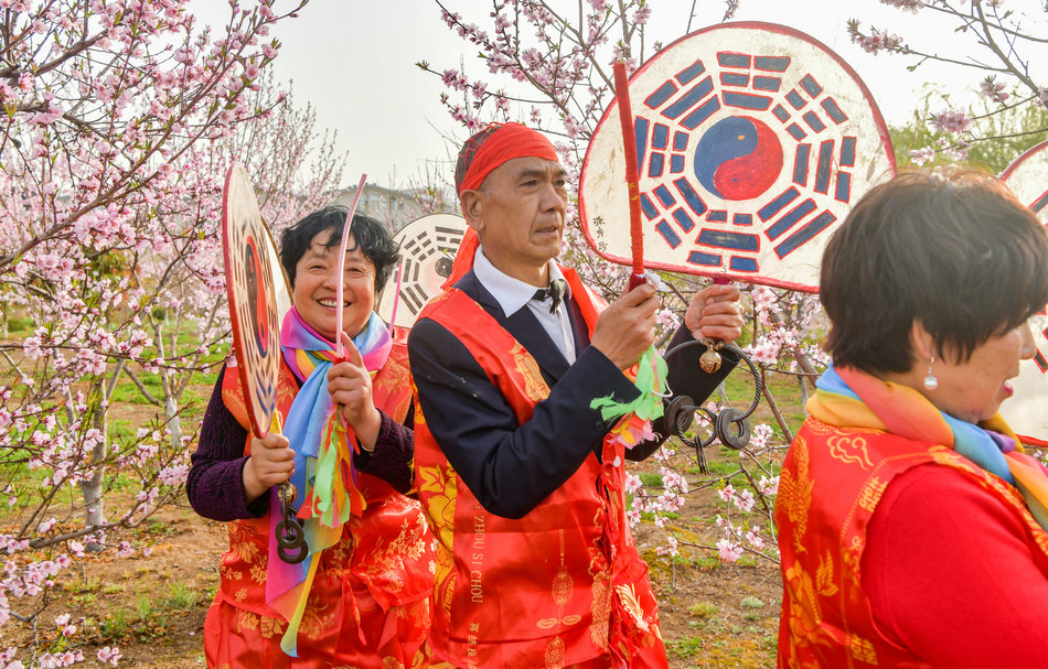 翠湖：桃花灼灼春色美，扇鼓咚咚夕阳红