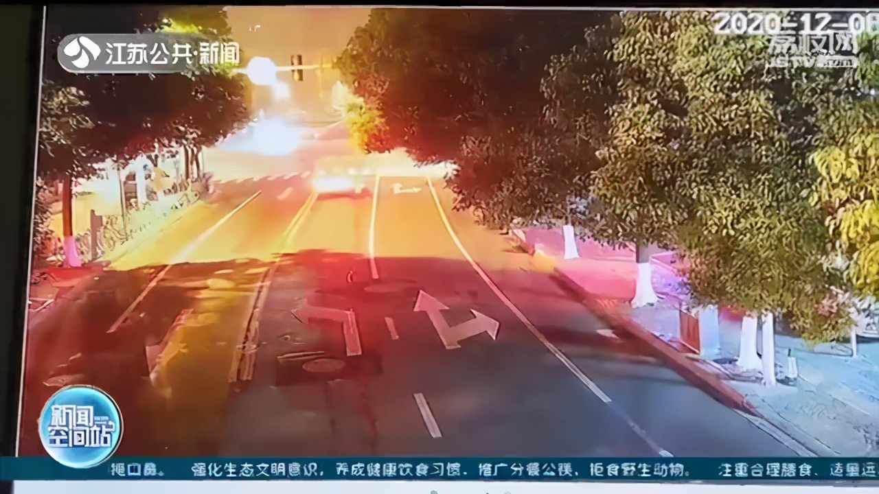 司机车内睡着被叫醒后 随即发动车往前开 正好撞上警车 民警一查是醉驾