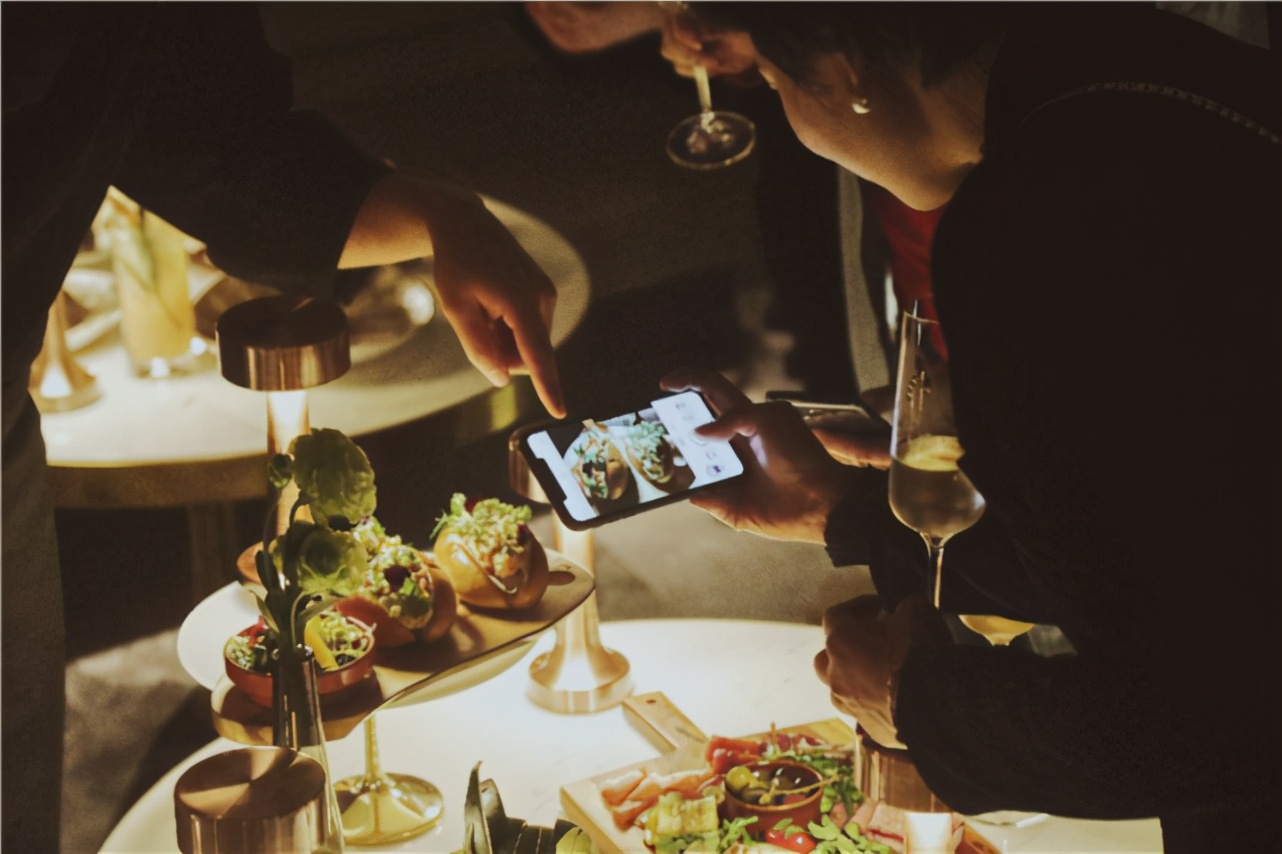 重庆来福士水晶连廊揭幕全新酒吧“THE MAVEN航”