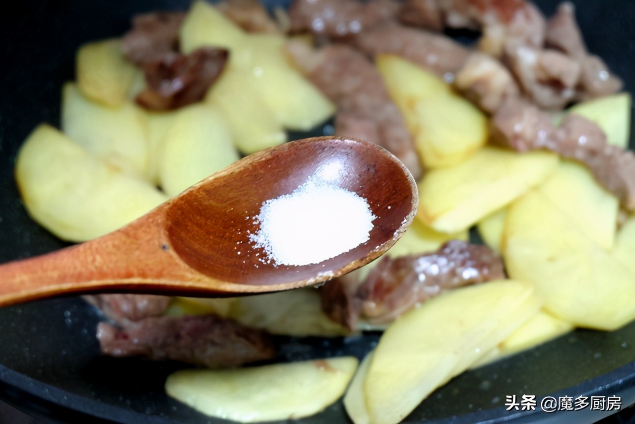 Steak and potatoes are made into home-cooked dishes. The meat is fragrant and the potatoes are sticky. The method is simple and nutritious and delicious.