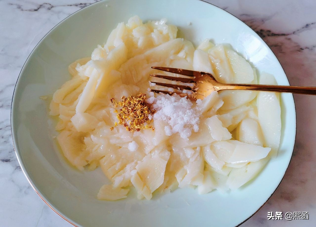 After autumn, eating yam is the most nourishing. Add a handful of sweet-scented osmanthus to make cakes. A bite is sweet and not greasy.