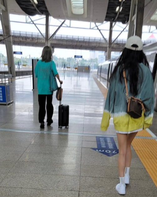 楊冪腳踩百元鴻星爾克現(xiàn)身，鏡頭下又美又瘦，但這腿怎么了？