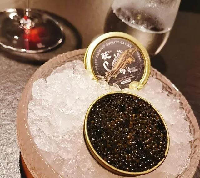 佟丽娅晒宵夜，一桌菜2000元，网友留言：一口一