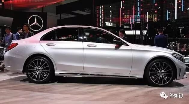 奔驰终于睡醒了！49万一路降到27万，宝马3系奥迪A4L气得想跳楼