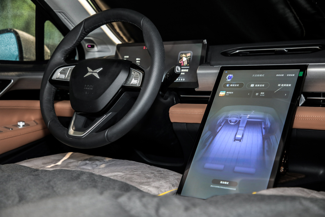 小鹏P5除了能在车里躺平睡觉看电影，还有什么过人之处？