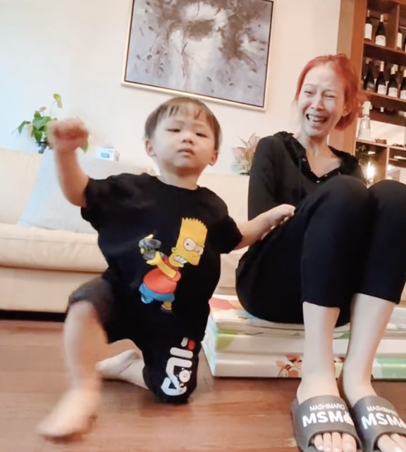 蔡少芬整蛊儿子超开心，故意推挤鱼蛋落地，高冷boy却罕见露笑容