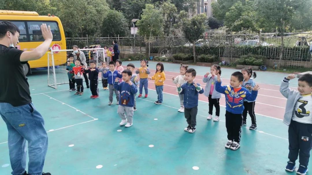 幼儿园老师温馨提示：这样穿衣，让孩子不冷不热不生病