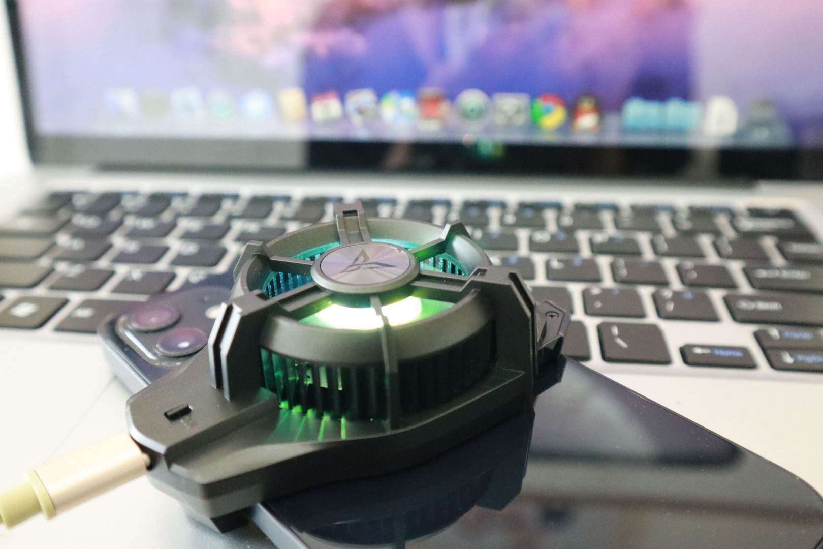 夏天到了别忘了给手机降降温，飞智蜂翼2Pro手机散热器评测