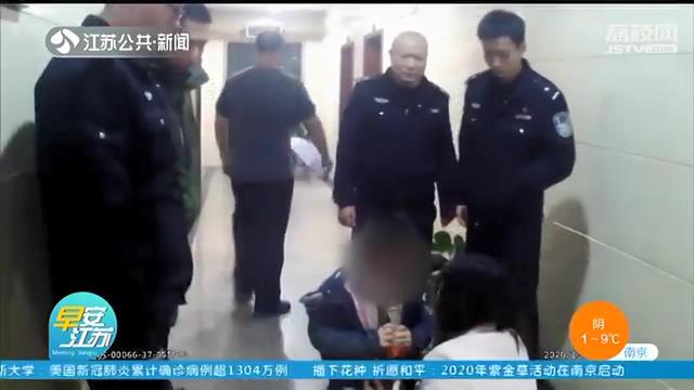 男孩走在马路中间还东张西望 身边也没大人 这位好心的哥出手了