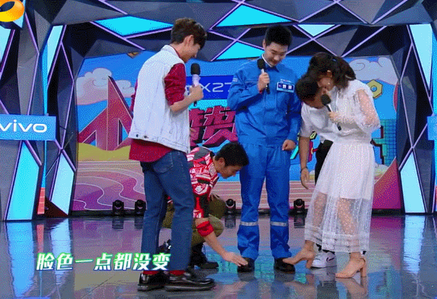 嗯哼在沙滩上的一个举动，引发热议：孩子没教养，还真是父母的锅