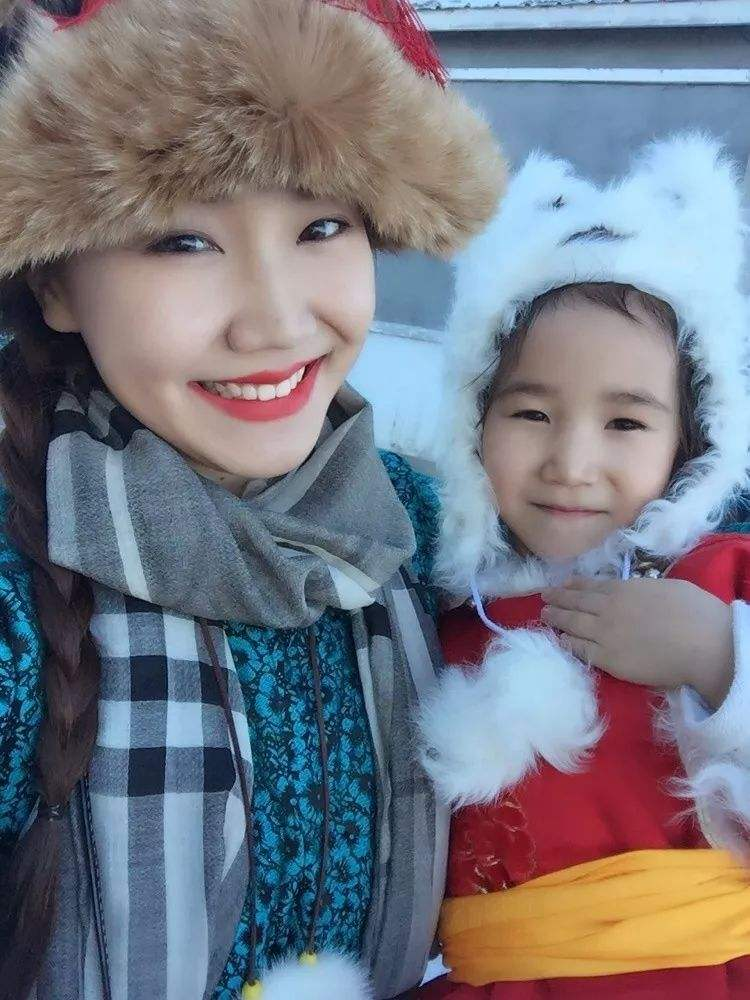 吉祥三宝过去14年：爸爸逝世，妈妈隐退，演女儿