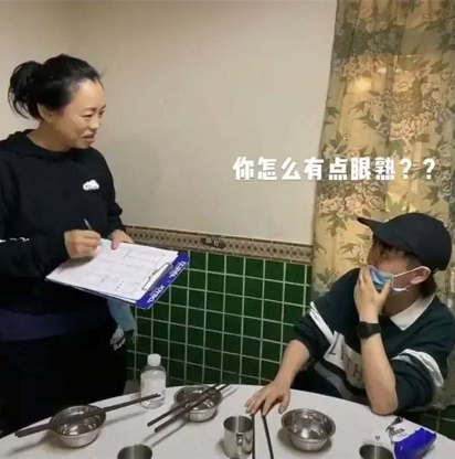 52岁黄绮珊近况曝光，被嘲像大妈，一代歌后迫于生计当服务员？