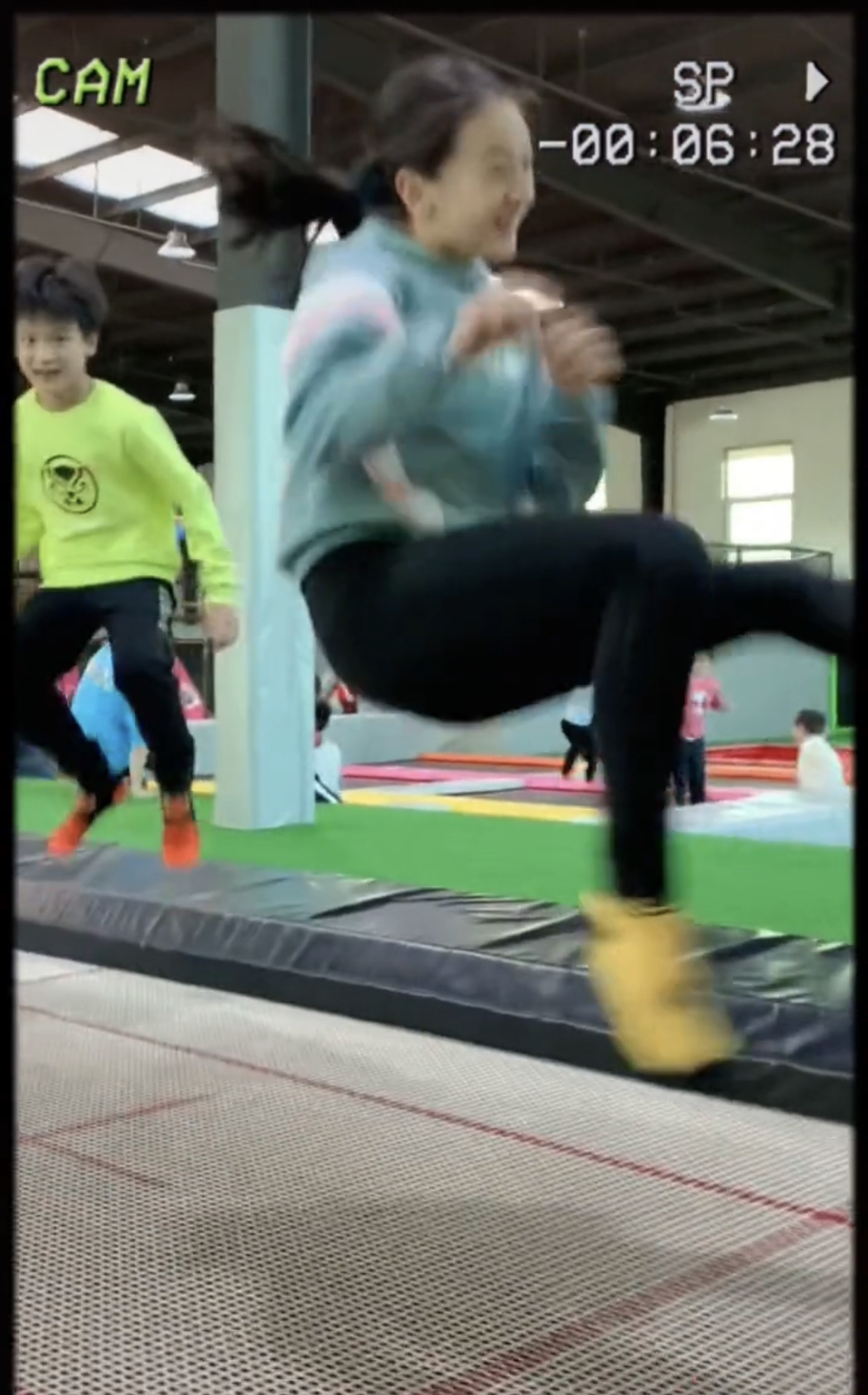 叶一茜晒儿女玩蹦床视频，13岁森碟美丽动人，大长腿十分抢镜