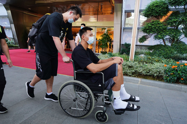 跟腱斷裂手術後首次發聲！易建聯比剪刀手，四字回應又好笑又心疼