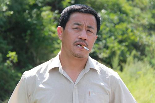 乡爱长贵小娇妻晒百万豪车一个包上万块日常奢侈品挂满身