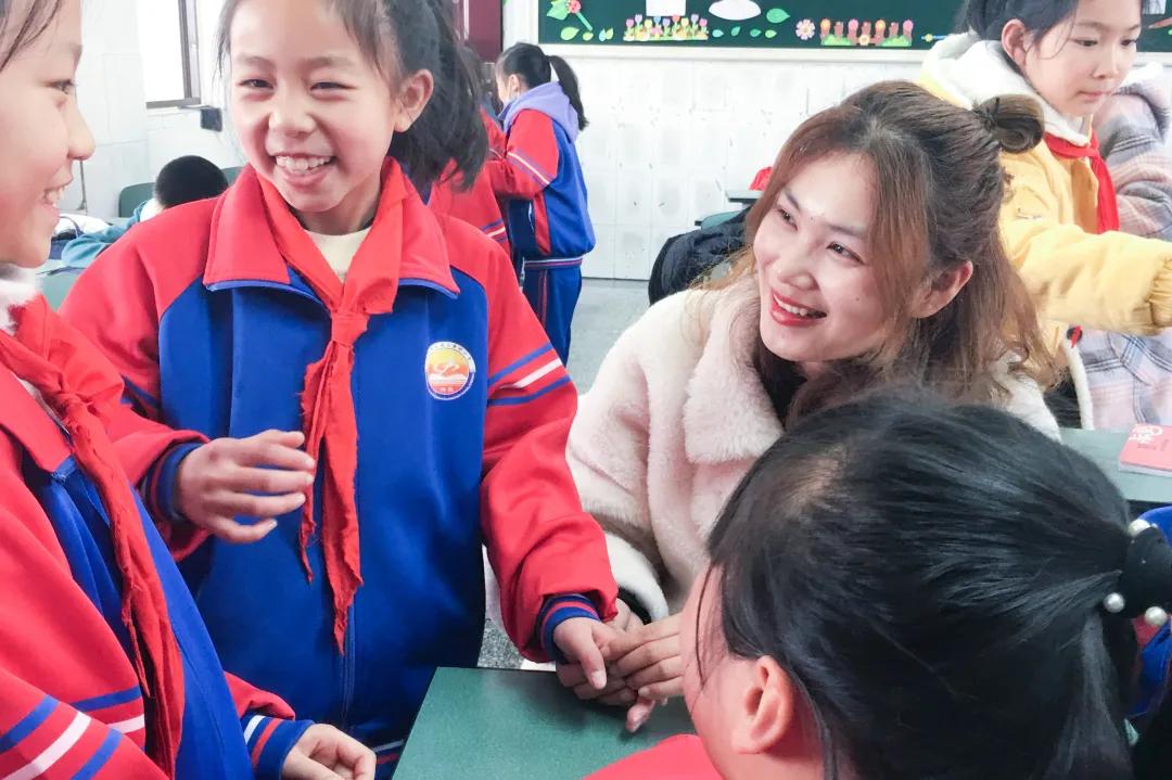 老师，您笑起来真好看——记双流区金桥小学“三八”妇女节活动