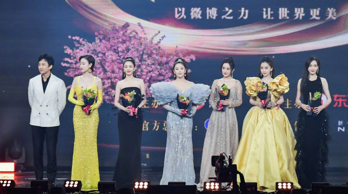 周冬雨耳环77万，热巴项链45万，都比不过韩红短短几句话