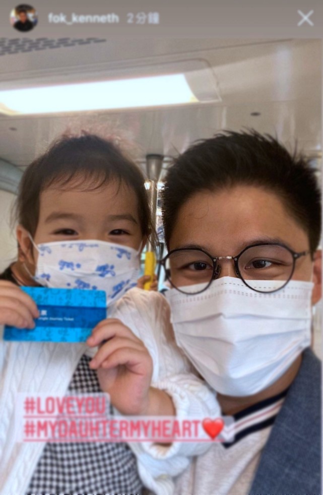 霍启刚抱女儿坐地铁感受生活，三岁霍中妍越长越美太像奶奶朱玲玲