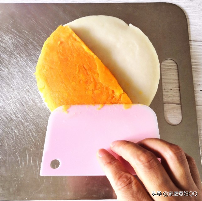 Sweet and soft glutinous rice and red bean cake, with distinct layers and rich taste, it is healthier with whole grains