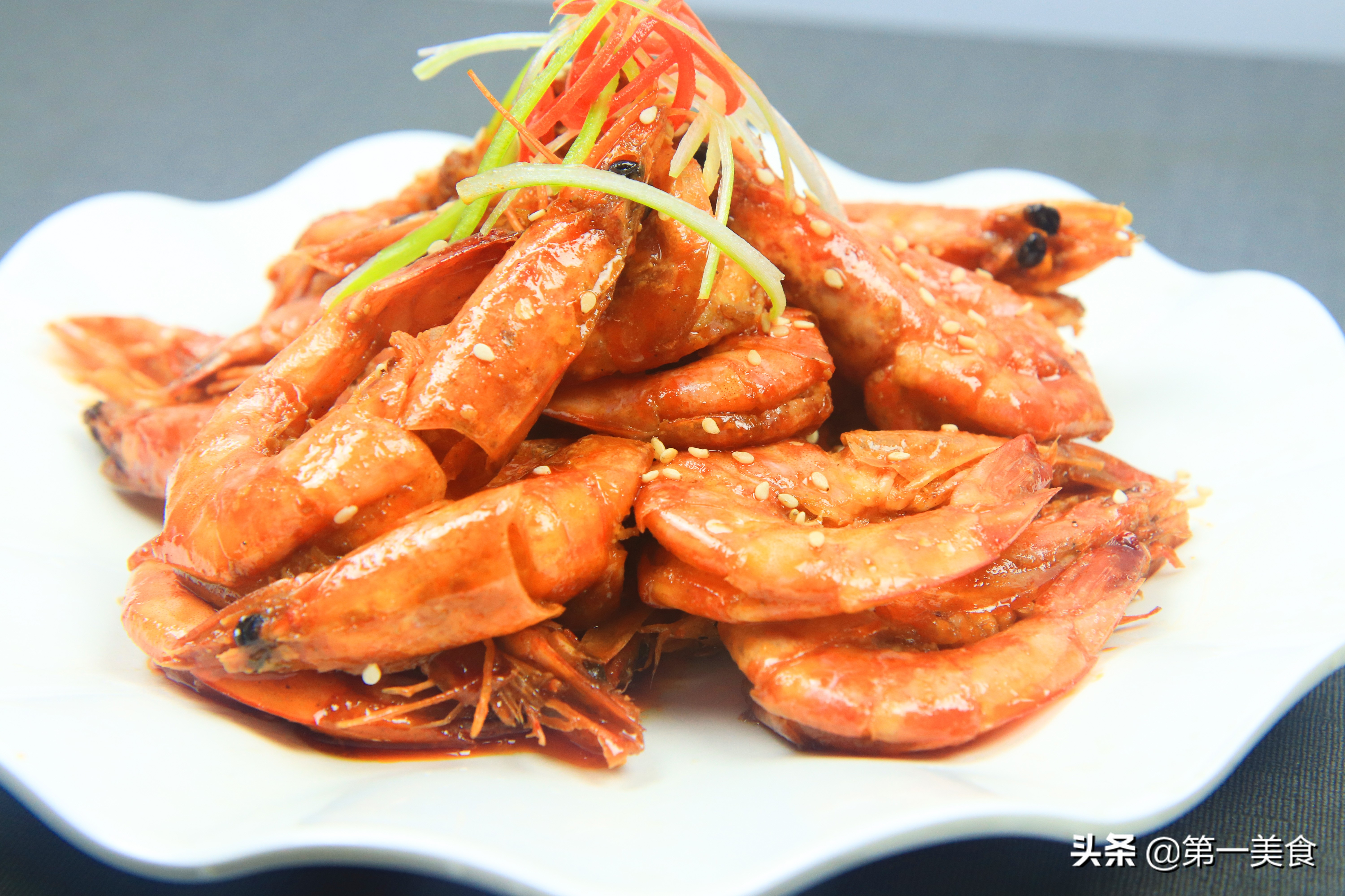 油燜大蝦家常美味做法，色澤金黃，營養美味又補鈣，看一遍就會做