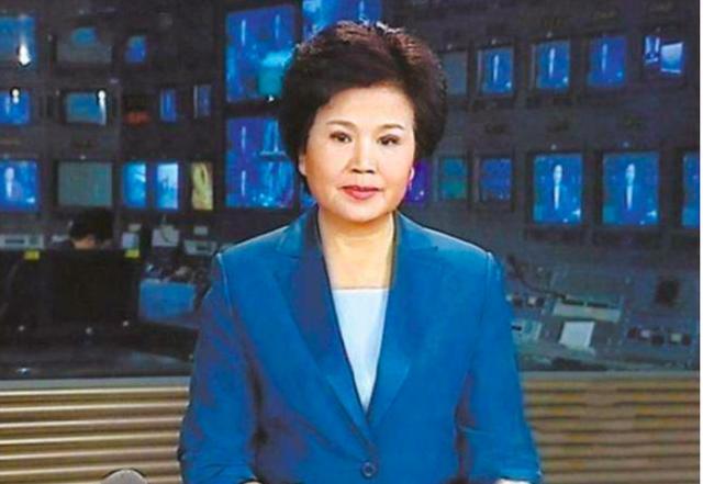 她主持《新闻联播》零失误，曾获金话筒奖，却