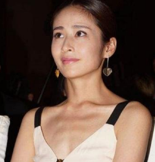 坐月子的赵丽颖，和不坐月子的颖儿，名字都带“颖”却像二代人