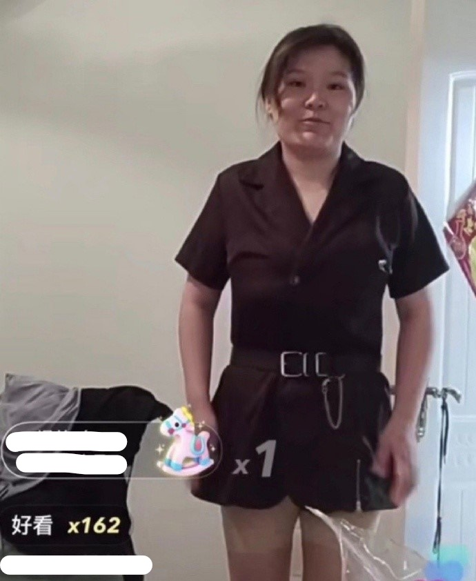 直播界女王华丽逆袭！郭老师减肥成功，黑色长裙显苗条