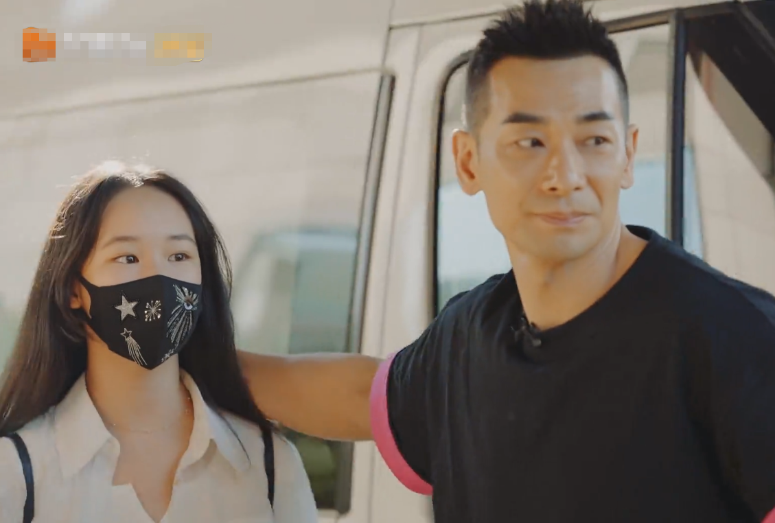 赵文卓与女儿同框飚热泪，机场匆匆见面就分开，49岁硬汉也很柔情