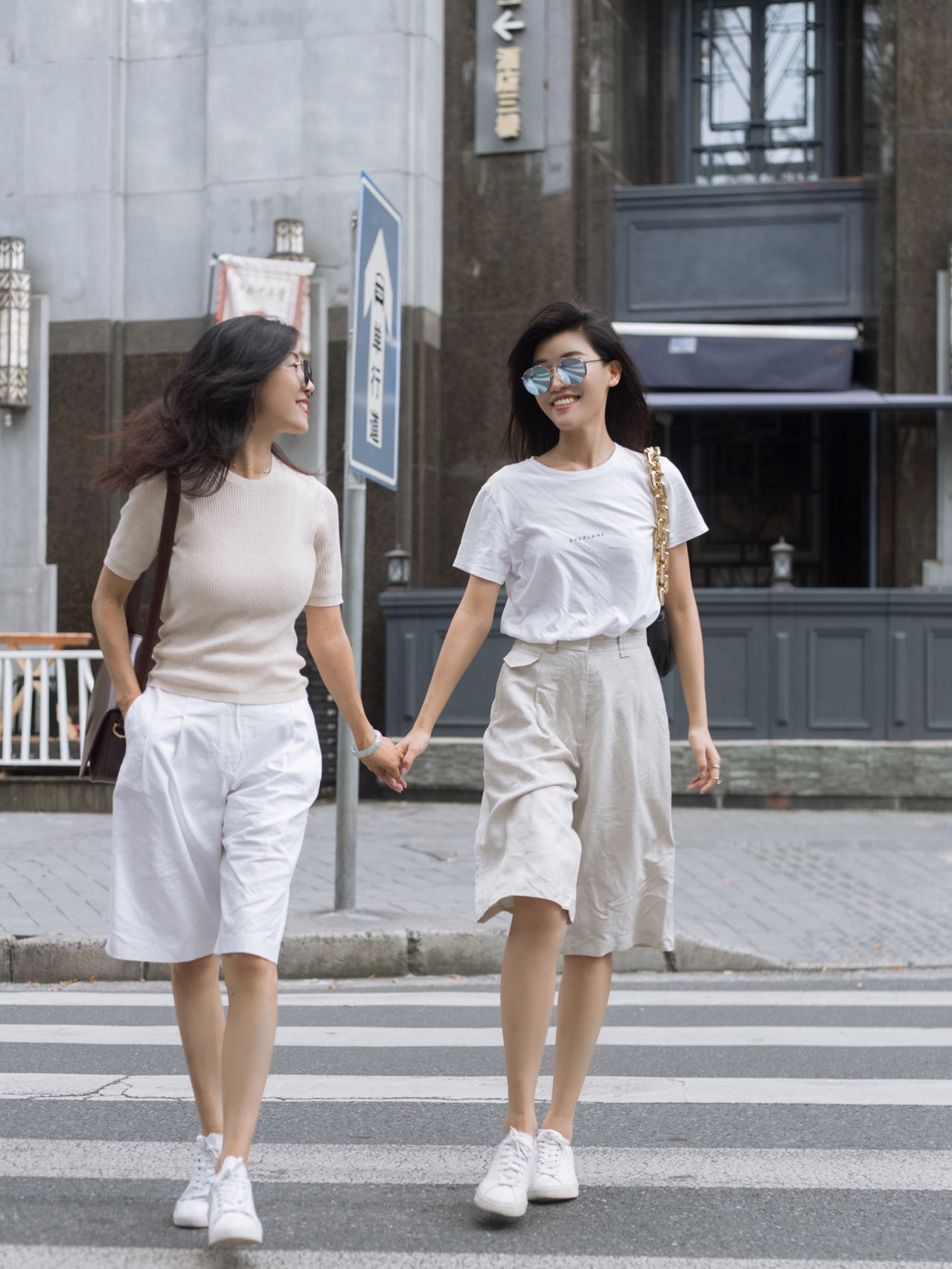 脫掉你的運動鞋吧，今年流行這3種平底鞋，四五十歲女人穿好時髦