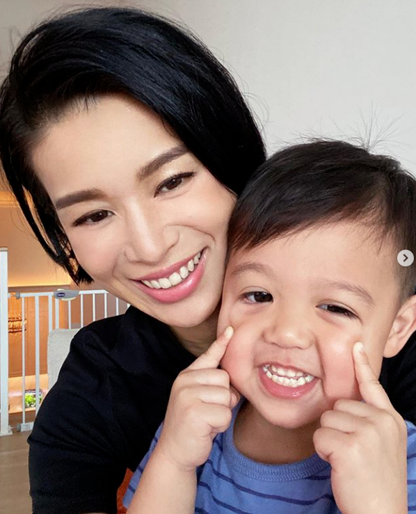 胡杏儿老公分享儿子第一天上学，奕霆不哭不闹与爸爸碰拳告别