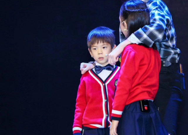 霍思燕杜江兒子演音樂劇，嗯哼一身王子裝扮站C位，被讚太像李現