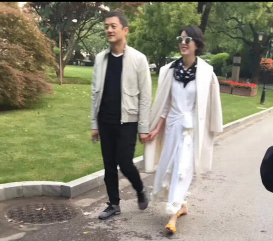 李亚鹏带女儿游玩，其女友却在大秀身材？脖子上的贴纸令人遐想