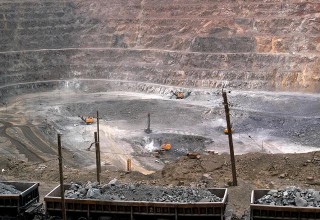 美国被卡脖子，通过稀土议案针对中国，我国态