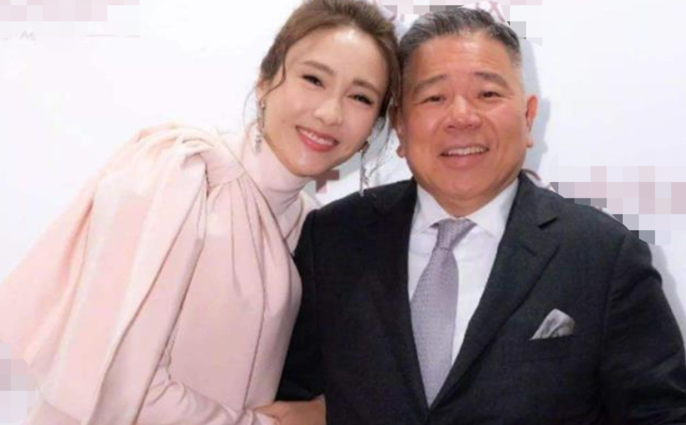 49岁黎姿晒和老公近照状态好,一盘面为什么那么贵？