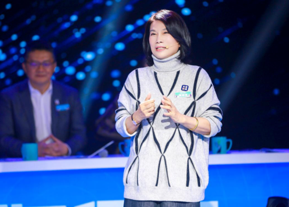 霸总和甜妹？董明珠紧握王冰冰的手，网友嗑CP还求大佬快写文