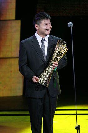 舉重神童龍清泉：撿空瓶賣，17歲奪冠迷失，8年再奪金，退役賽車