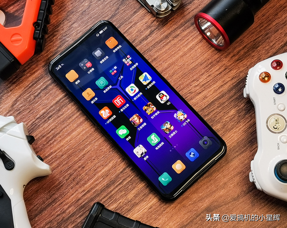 从4199元跌至2899元，144Hz+5000mAh+256GB，高性能手机加速退场