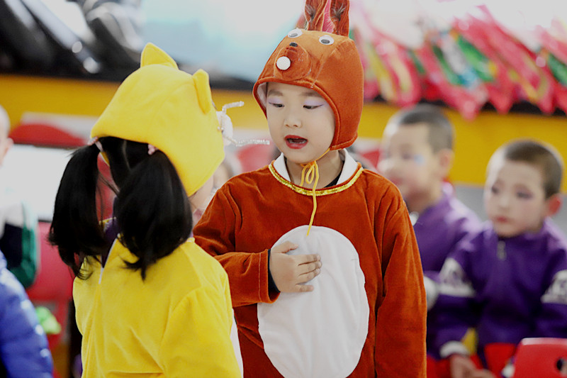 甘肃平凉:幼儿园里快乐迎新年