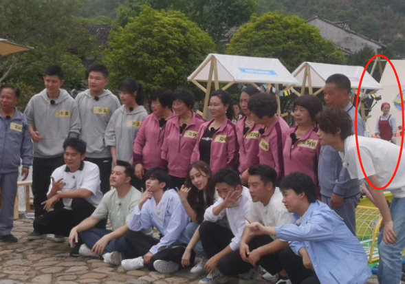 《奔跑吧》最新路透：现场少有人戴口罩，路人