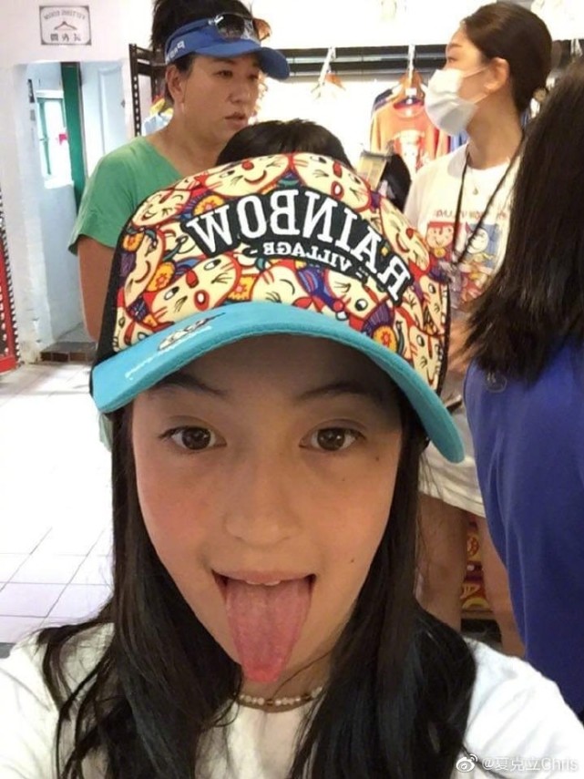 夏克立晒11岁女儿素颜照，夏天五官精致长高不少，越长越像妈妈