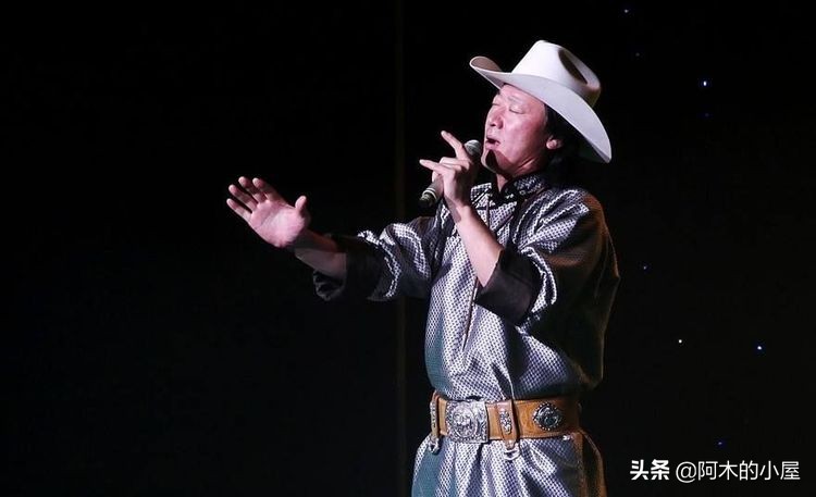 《吉祥三宝》演唱者现状，爸爸去世妈妈坚持音乐，小女孩自嘲老了