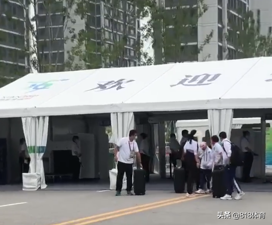 团宠!全红婵进全运村广东队领导牵手怕丢,老父亲何教练一步三回头