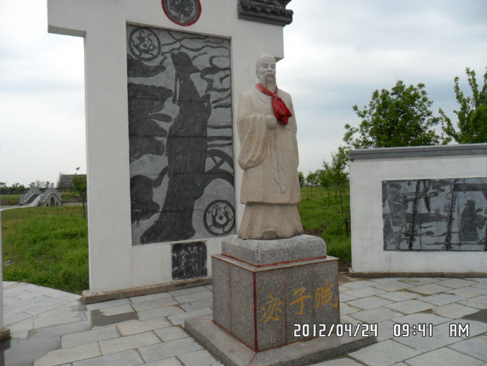 别人写字时，他却有意捣乱破坏