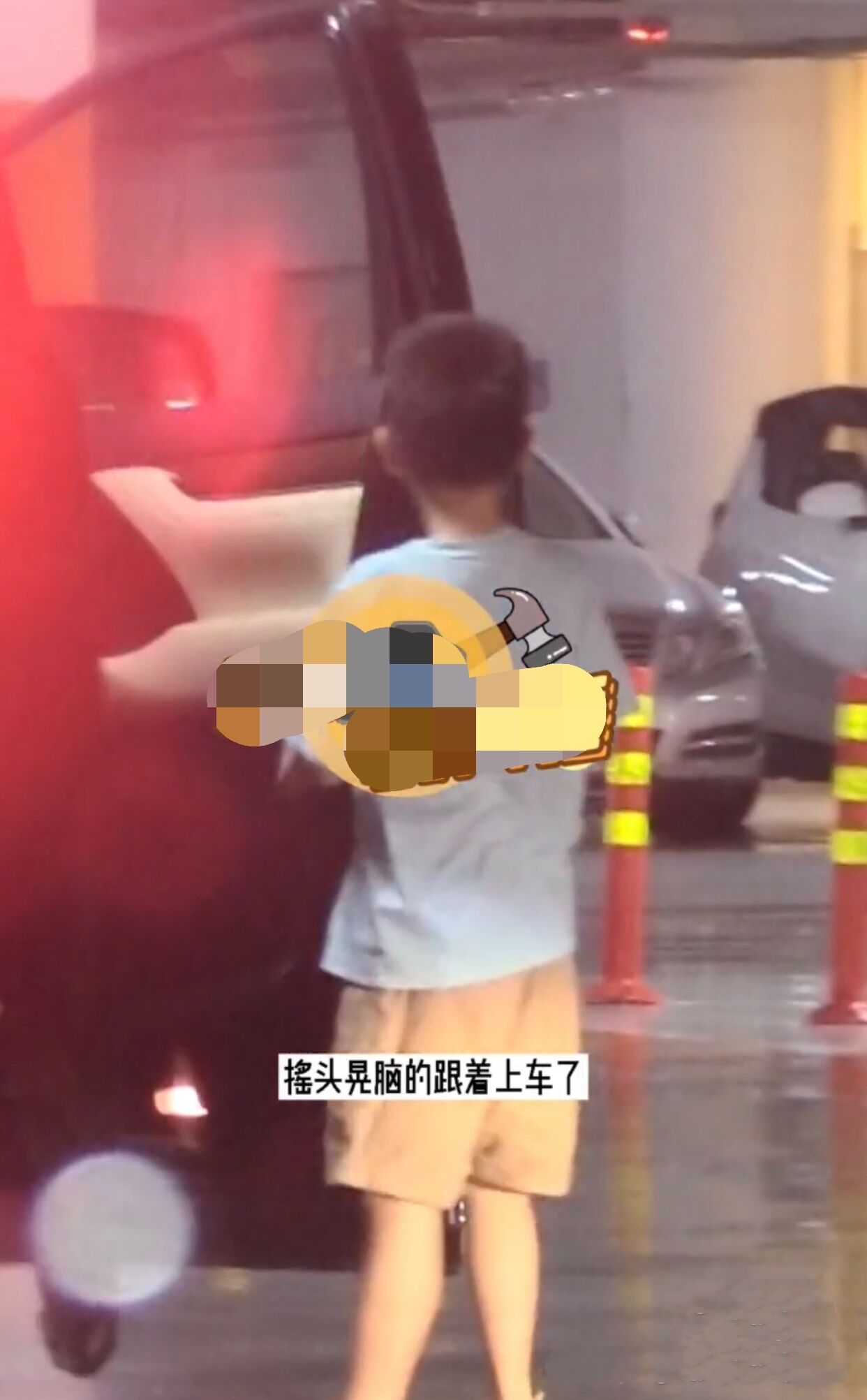 霍思燕二胎小女儿曝光？穿红裙走路摇头晃脑，与嗯哼坐同一辆车