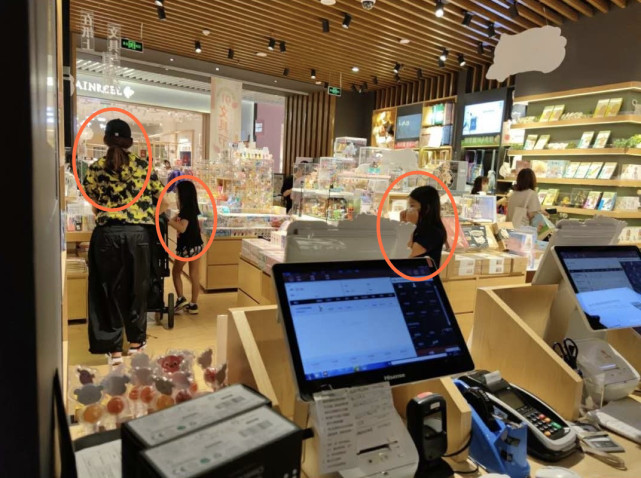 太甜蜜！蔡少芬张晋游重庆长江索道，被人群包围依旧镇定拥抱合影