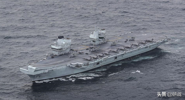 英国超级航母耀武扬威，北约舰艇护其左右，舰载机部署却要低头