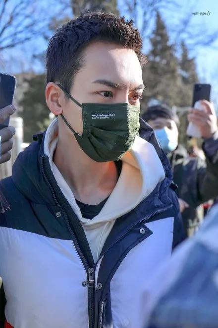 Numerous star spring late illicit takes than going all out: Wang Yibo wears 1000 yuan of jacket, card of golden morning excessive draws near personally, 