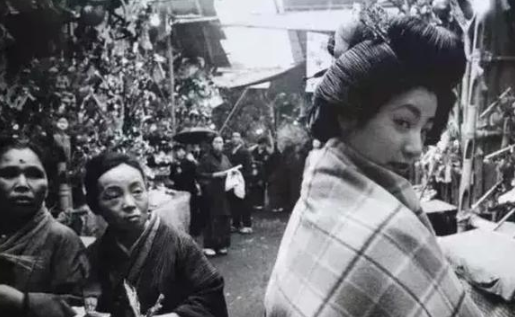 二战日本投降后，士兵回国看到妻子，感到绝望