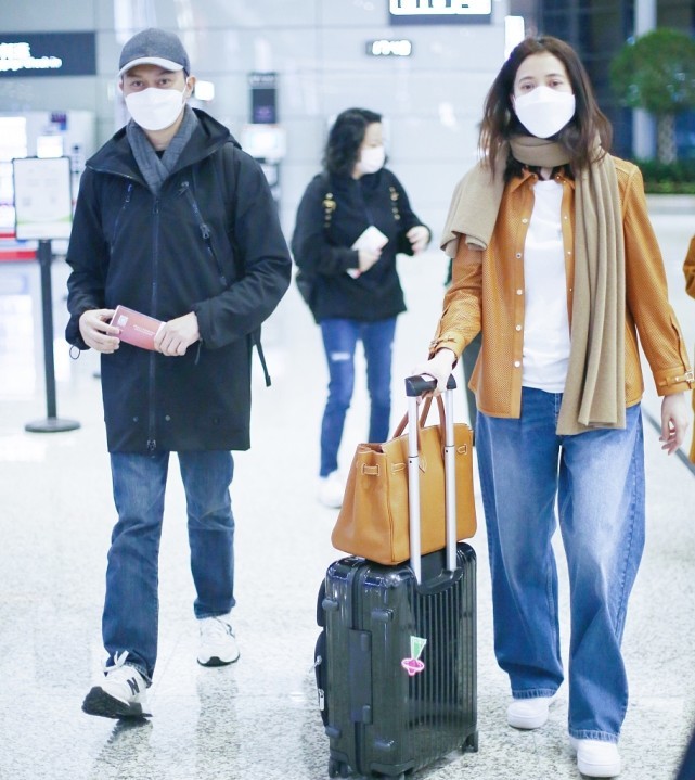 張智霖袁詠儀夫妻顏值太高了，都不懼鏡頭素顏出行，低調秀恩愛